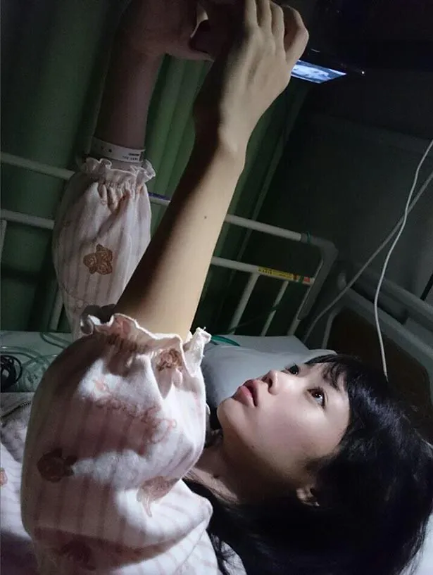 病床でファン向けに動画メッセージを撮影する夏鈴さん