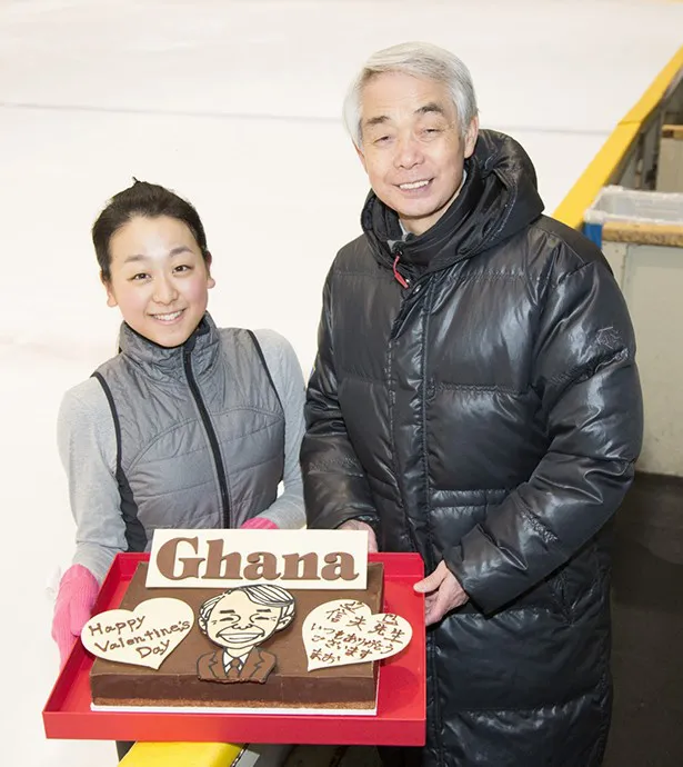 【写真を見る】「全部食べられるかな」と喜ぶ佐藤コーチに、浅田真央選手も自然と笑顔に