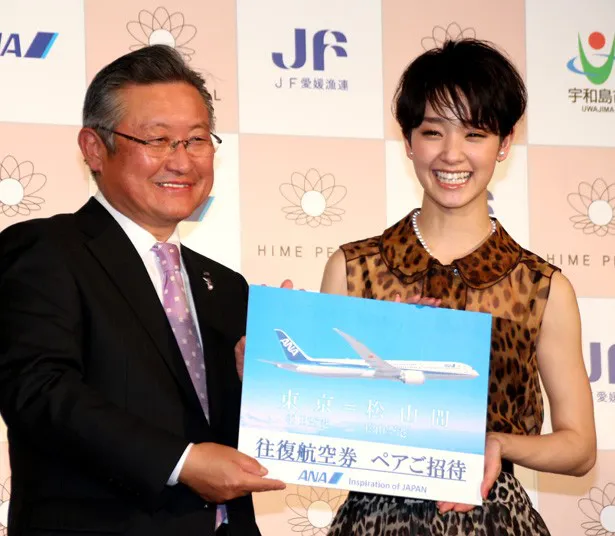 株式会社ANA総合研究所の小川正人副社長から東京・松山間の往復航空券が贈られた