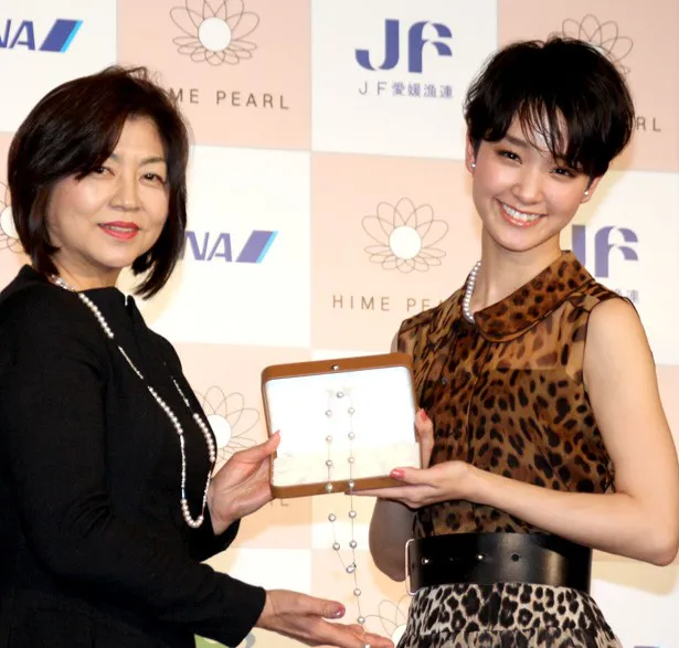 宇和島市地域つくりマネジャーの冨田香代子氏からカジュアルな「HIME PEARL」のネックレスが贈られた