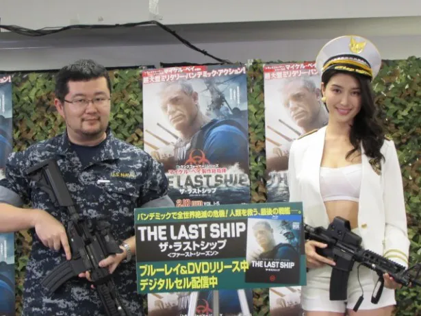 ミリタリーライターの金子賢一氏（写真左）がドラマの軍事部分を解説