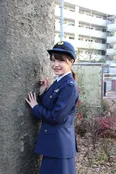 【写真を見る】制服を着た岸明日香は、「もう自分の制服って感じで、姿勢も良くなる気がします」とすっかり着慣れている様子