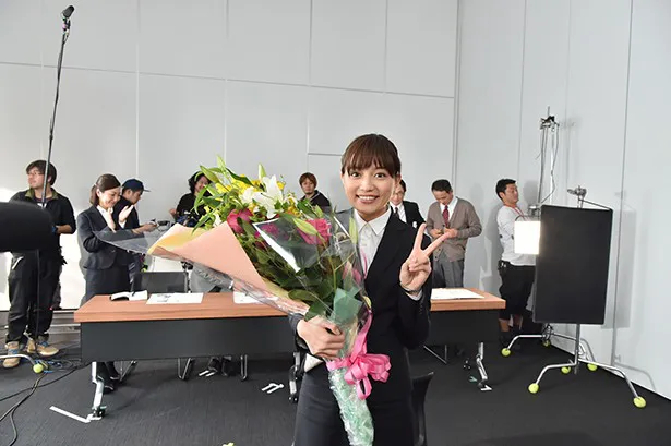 【写真を見る】撮影終了後、スタッフから花束を受け取った川口春奈は笑顔