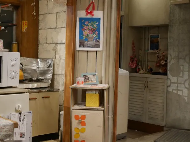 部屋の中央には、第1話で音が練(高良健吾)からもらった桃缶を配置
