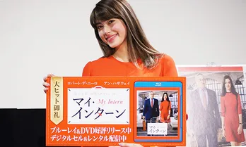 森星、アン・ハサウェイ風の真っ赤なドレスと美脚を披露