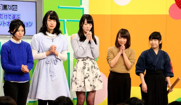 「白黒アンジャッシュ」5代目アシスタント決定オーディションの最終候補に選ばれた松井咲子(中央)ら5人
