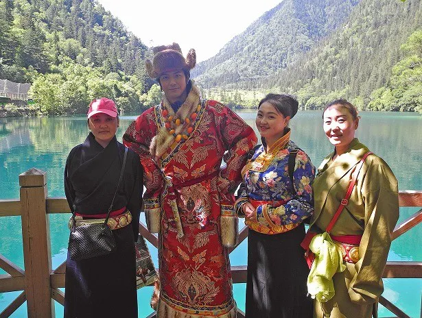 チベット民族にもモテる!?　速水もこみちは地元女性たちと記念撮影