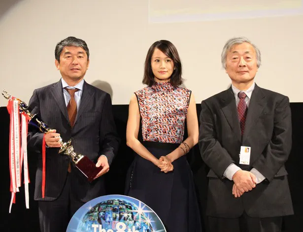 麻倉怜士審査委員長(右)、グランプリ受賞者と記念撮影する前田
