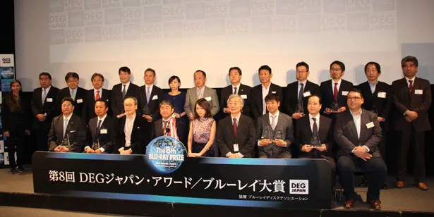 受賞者、前田、審査委員、関係者がそろって写真に収まった