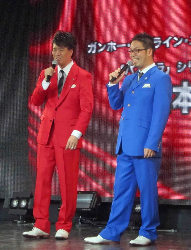 【写真を見る】漫才コンビのような衣装で登場した森下社長(左)と山本プロデューサー