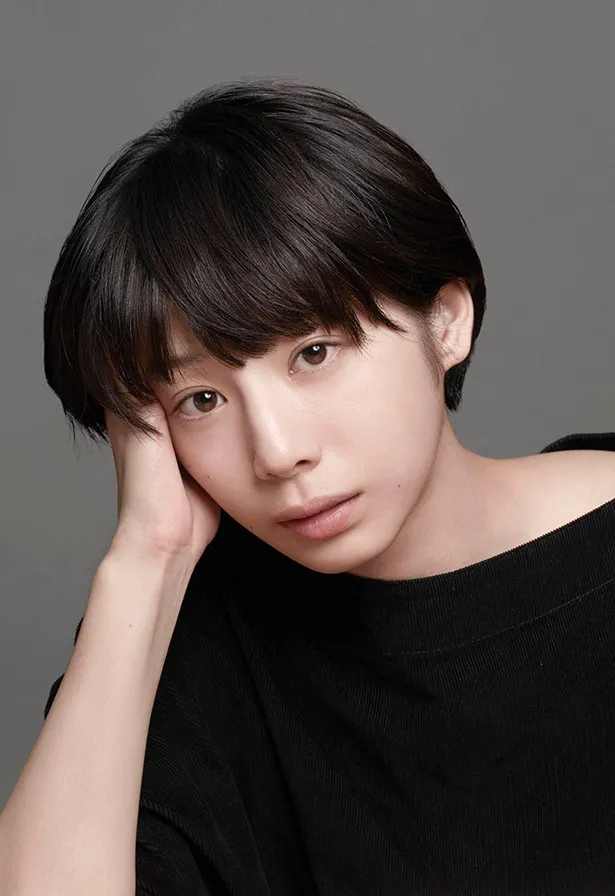 【写真を見る】藤原さくら演じる佐野さくらの姉代わりともいうべき存在、中村真美演じる夏帆