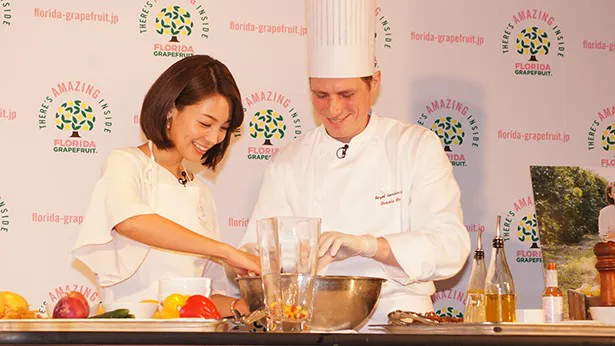 【写真を見る】イケメン副総料理長と一緒に料理を楽しむ相武紗季