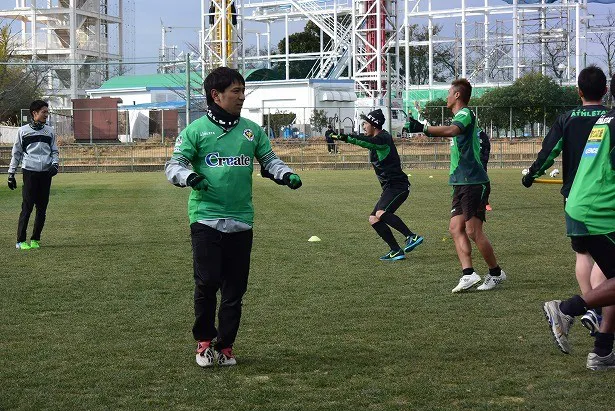 サッカー経験者の酒井健太は選手のウオーミングアップに特別に参加させてもらうことに