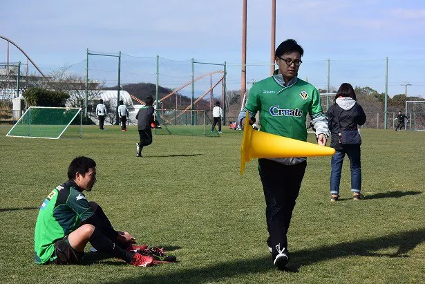 相方が練習に参加している間も、平子祐希は淡々とコーンを運ぶ