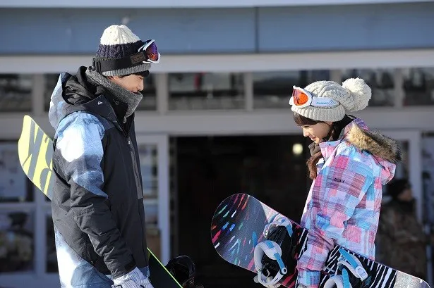 【写真を見る】すみれは初のお泊まり＆初のスノーボードにドッキドキ！