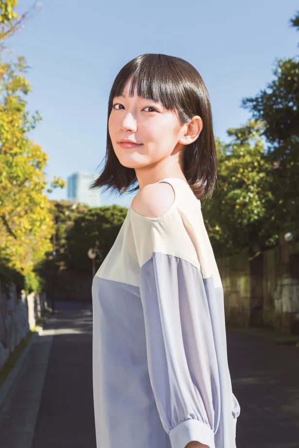 【写真を見る】グラビア誌では見ることのできない、爽やかな若手女優らしい表情の吉岡