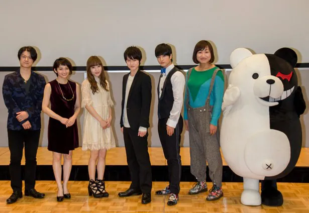 主要キャストの(左から)松風雅也、岡本玲、神田沙也加、本郷奏多、中村優一、山崎静代とモノクマ