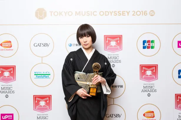 「BEST FEMALE ARTIST」を受賞した椎名林檎は、シックな着物姿で登場