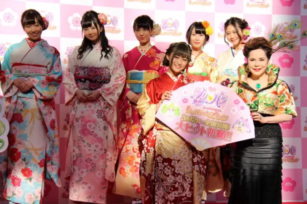 映画「プリパラ　み～んなのあこがれ♪レッツゴー☆プリパリ」の公開記念イベントに、茜屋日海夏(前列左)、デヴィ夫人(前列右)、SKE48メンバーが登場