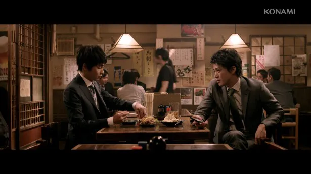 仕事終わりに、定食店で話している上司の小栗(写真右)と部下の中村(写真左)
