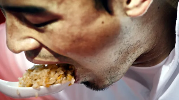 テスト撮影で、炒飯をレンゲでふた口食べると思わず「うまぁ！」と声を上げる五郎丸選手