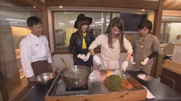 【写真を見る】宮澤と鈴木らは芋けんぴ作りなどを体験