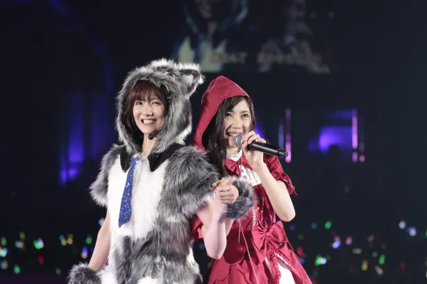 【写真を見る】オオカミの着ぐるみを着て北川綾巴(右)と楽曲を披露する宮澤佐江(左)