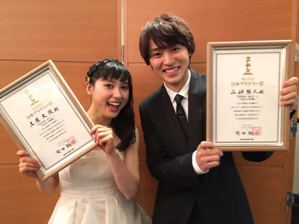 【写真を見る】「orange―」で共演した土屋太鳳と共に新人賞を受賞。喜びも倍増だ