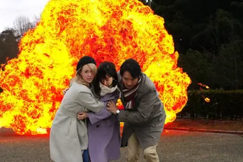 シャーロットが初の爆破シーンに挑戦！