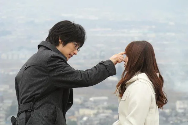 「ダメな私に恋してください」第9話。黒沢(DEAN FUJIOKA)はミチコ(深田恭子)の額を指差し、「俺は、お前とは結婚しない。絶対に」と言い放つ