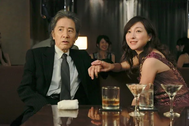【写真を見る】広末が田村正和演じる小説家・杉本の手を握り誘惑