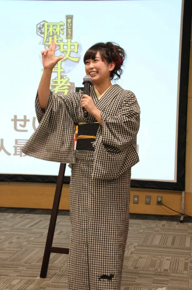 美甘子は、「レキッシュ！」とレキシのレを表すポーズで歴史好きをアピール