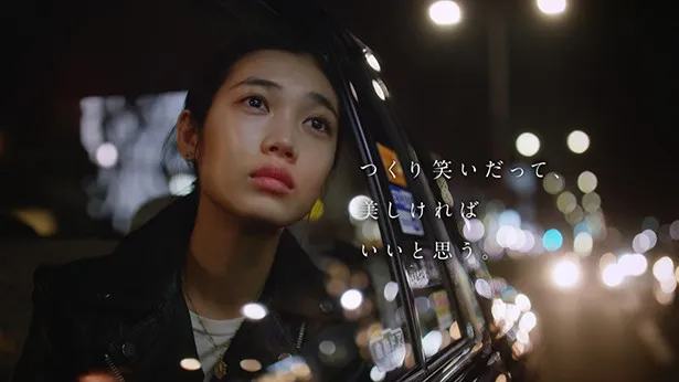 林田岬優は、仕事終わりのタクシーの中でオフの表情を見せる