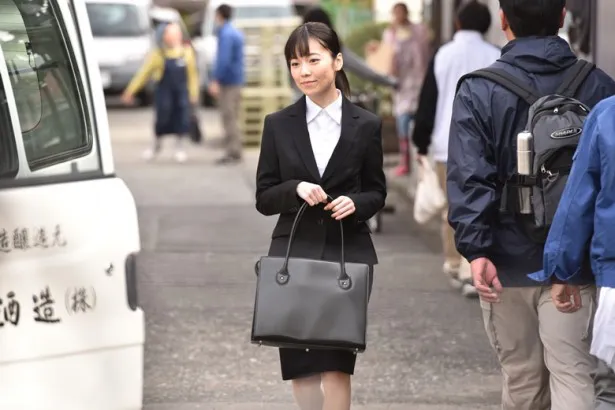 【写真を見る】島崎は就職活動に奮闘する坂間ゆとりを演じる