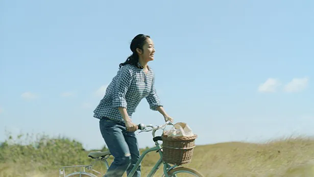 黒木華が自転車をこいで小高い丘を駆け上がる