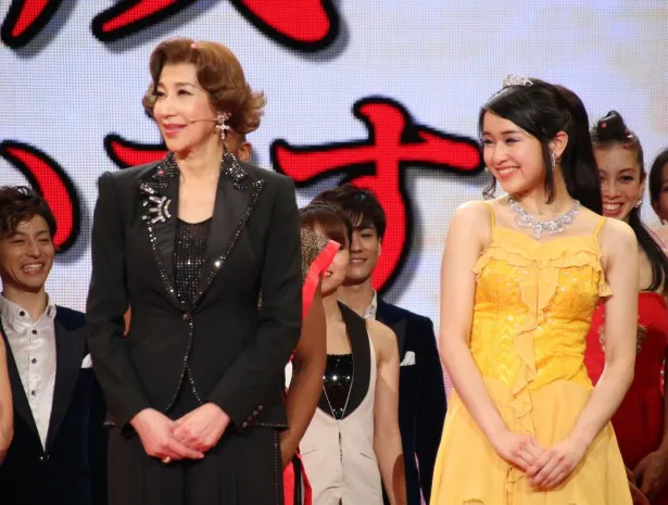 【写真を見る】オーナー役の前田美波里(中央左)と、ヒロイン・リカ役の小南満佑子(右)も祝福！