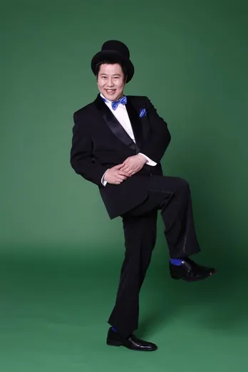 とにかく明るい安村が“とにかくオトナな安村”に変身