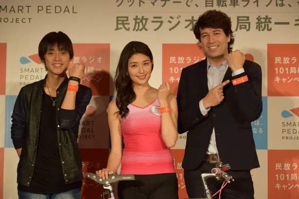 橋本と共に、吉田尚記アナ(左)とサッシャ(右)も自転車マナーの向上を呼び掛けた