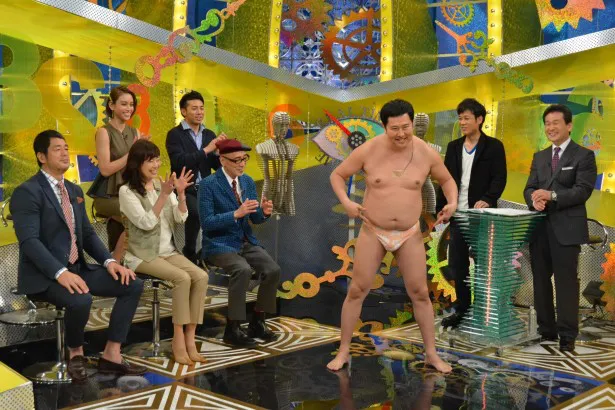 【写真を見る】とにかく明るい安村は、VTR前に「安心してください、助かってますよ！」とネタでアピール！