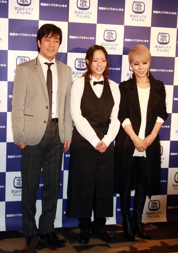 写真左から、野口五郎、アシスタントを務めるひとみ、初回ゲストの研ナオコ
