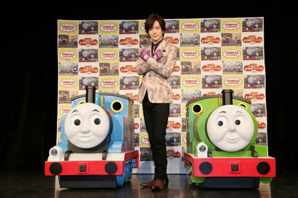 トーマスとパーシーに囲まれイベントに登壇したDAIGO