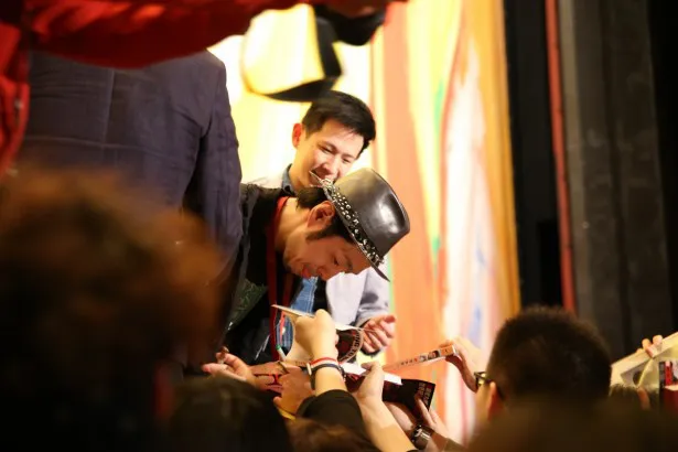 【写真を見る】宮藤監督は香港の熱狂的なファンからの握手に応じる