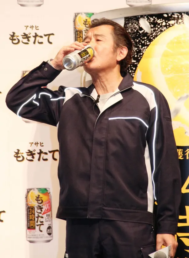会場で缶を開けた吉田は、一口のはずがぐいぐい飲み始める一幕も！