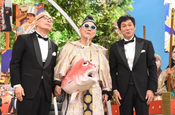 【写真を見る】1000回記念ゲストで明石家さんまが登場し、“お笑いビッグ3”がそろい踏み！