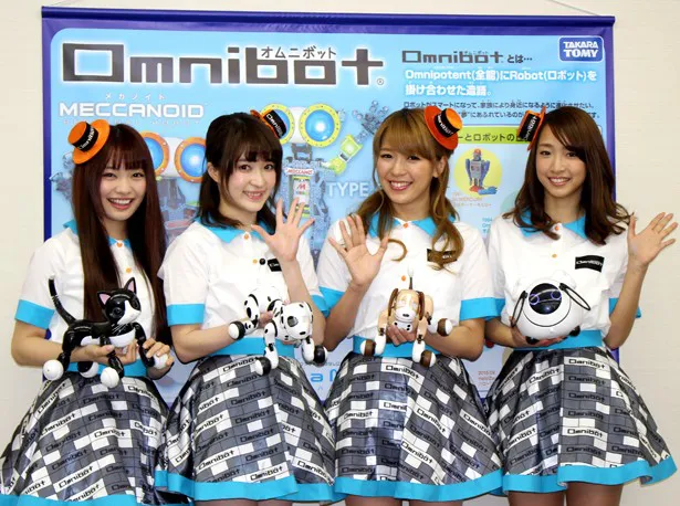 オムニボットガールの(左から)藤本結衣、沢口けいこ、林弓束、岡村明奈