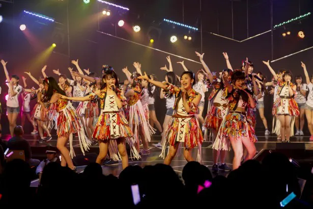 全メンバー44名が出演した「HKT48劇場移転記念特別公演」より。中央左は宮脇咲良、兒玉遥