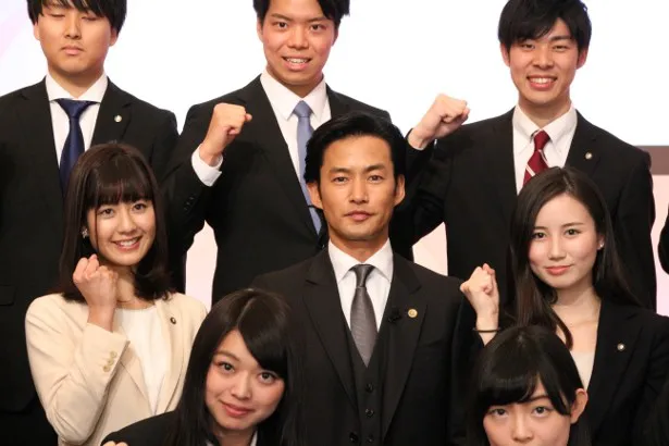 【写真を見る】32人のテレビ朝日新入社員から歓迎を受ける竹野内豊