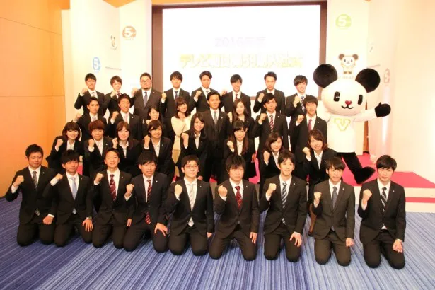 入社したばかりのテレビ朝日新入社員32名と竹野内豊(中央)とゴーちゃん(右)