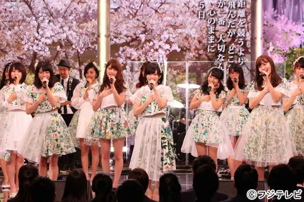 フジテレビの入社式にアーティストが登場。AKB48は「365日の紙飛行機」を歌った
