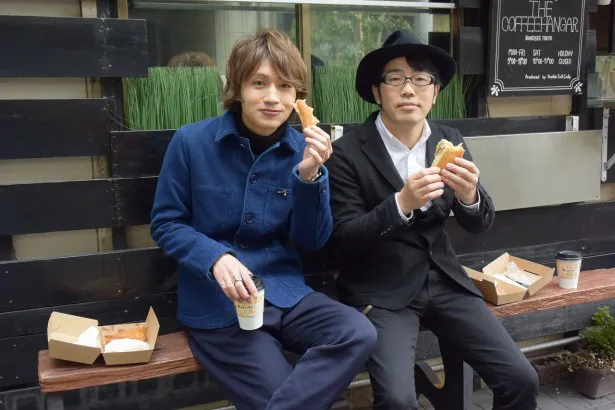 ドランクドラゴン・鈴木拓(右)にカフェでおもてなしする松本岳